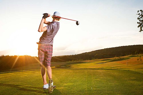 Golfen in herrlicher Naturlandschaft - © shutterstock, Paul Schlemmer Golfen in herrlicher Naturlandschaft in Bayern